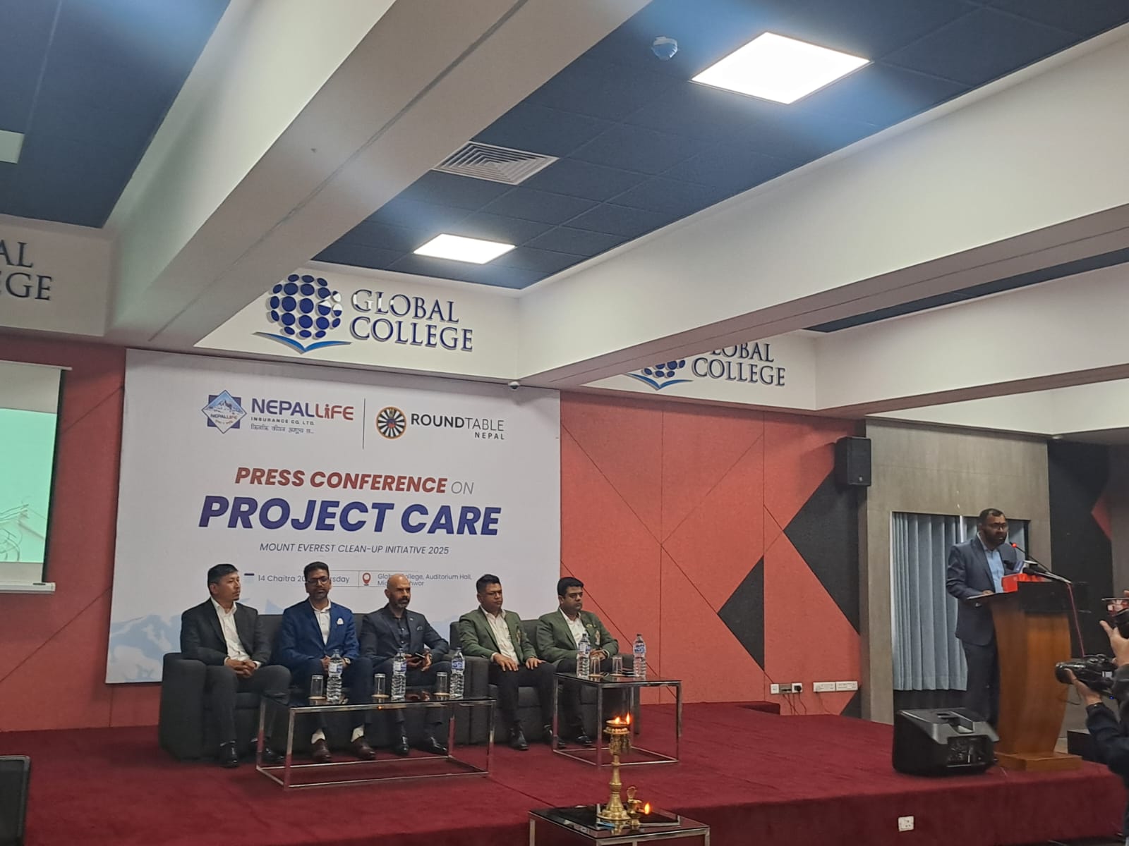 नेपाल लाइफद्वारा सगरमाथा सफाइ अभियानको सुरुवात, २५ हजार किलो फोहोर संकलन गर्ने लक्ष्य